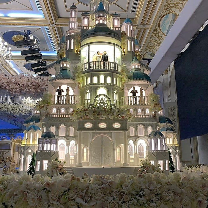 ВИДЕО: Торт за 179000 долларов на казахстанской свадьбе