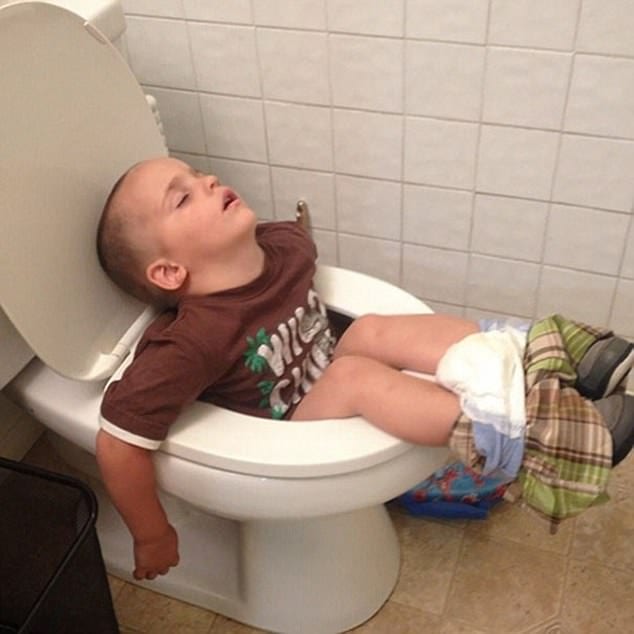 11 доказательств того, что малыши могут спать где угодно