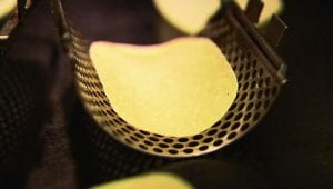 Гипнотизирующее видео о том, как делают чипсы Pringles