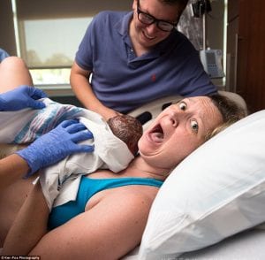 Женщина была шокирована, впервые за 50 лет родив мальчика