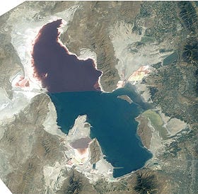ВИДЕО: Дамба разделяет озеро на две части: голубую и малиновую