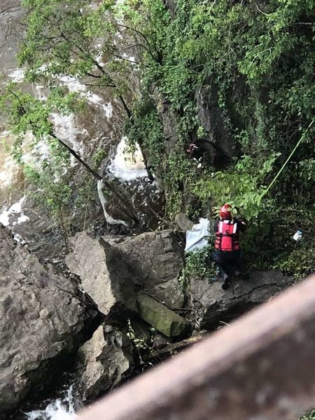 Спасение собаки с подножья 12-этажного водопада