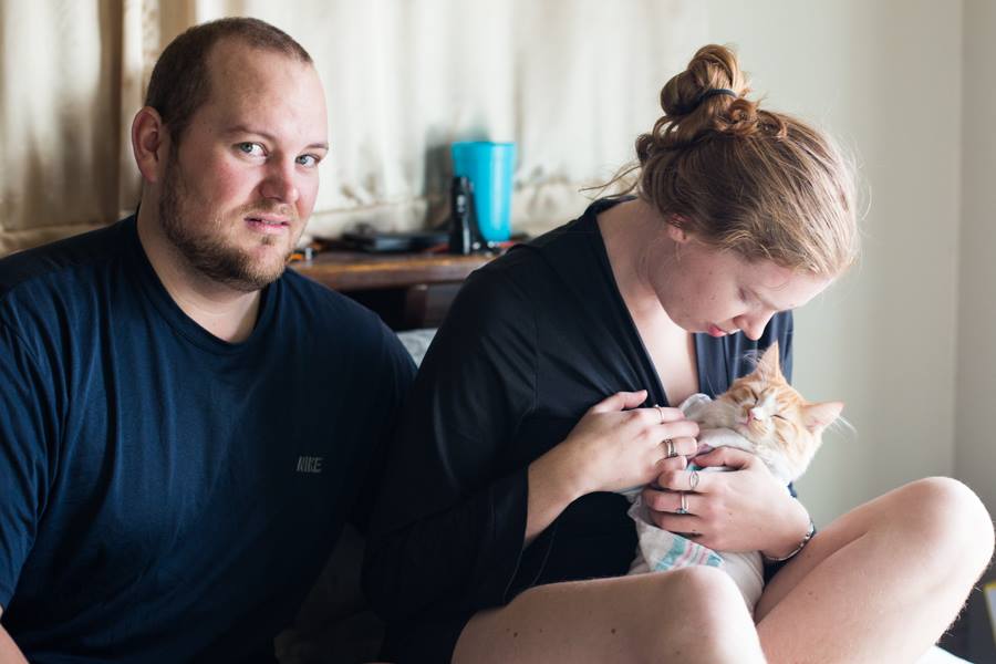 Пара выложила в Интернет фотосессию шуточных «родов» кота