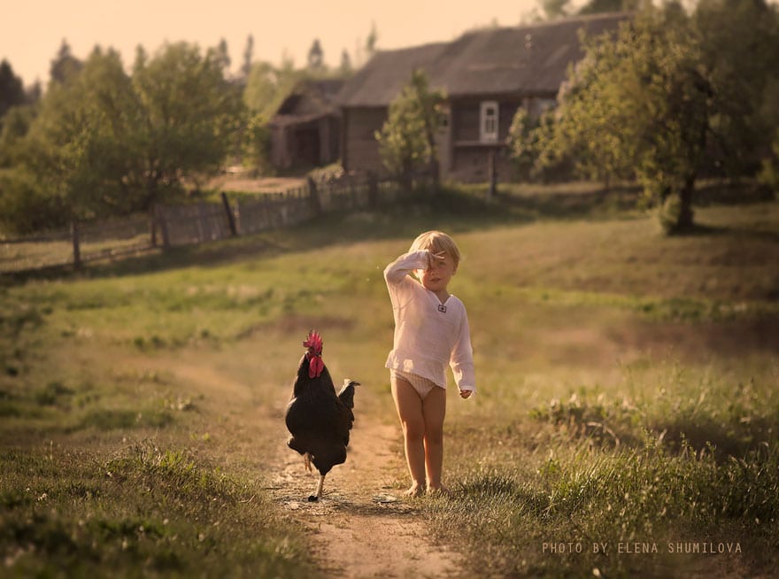 30 атмосферных фото детей и животных в деревне