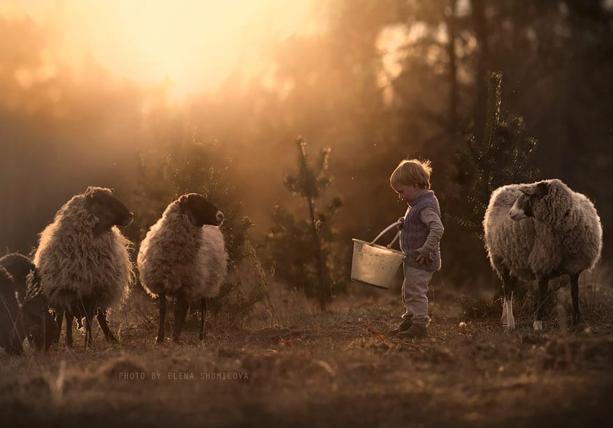 30 атмосферных фото детей и животных в деревне