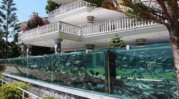 Невероятный забор-аквариум вокруг дома