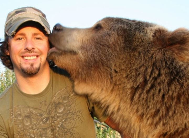 Мужчина нашел двух медвежат у мертвой медведицы и решил спасти им жизнь